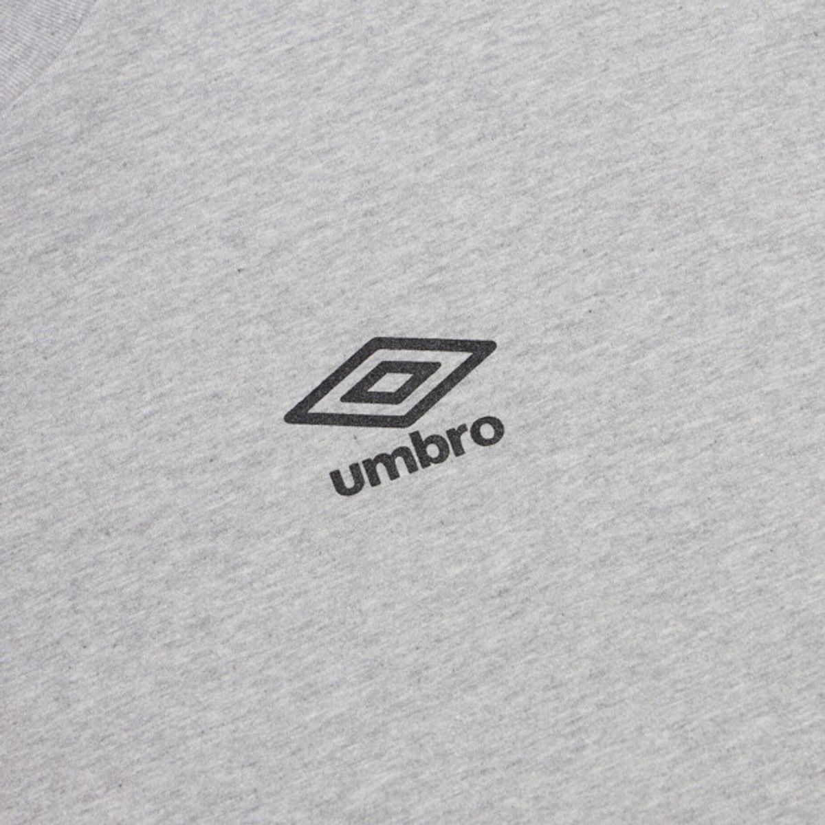 엄브로(UMBRO) 맥스핏 레터링 그래픽 반팔 티셔츠 그레이 UR121CRS32