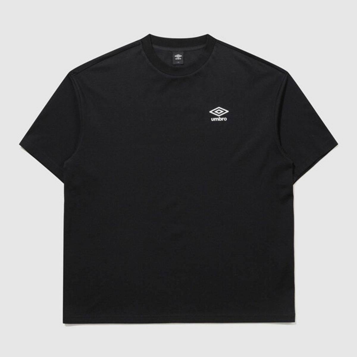 엄브로(UMBRO) 맥스핏 레터링 그래픽 반팔 티셔츠 블랙 UR121CRS32