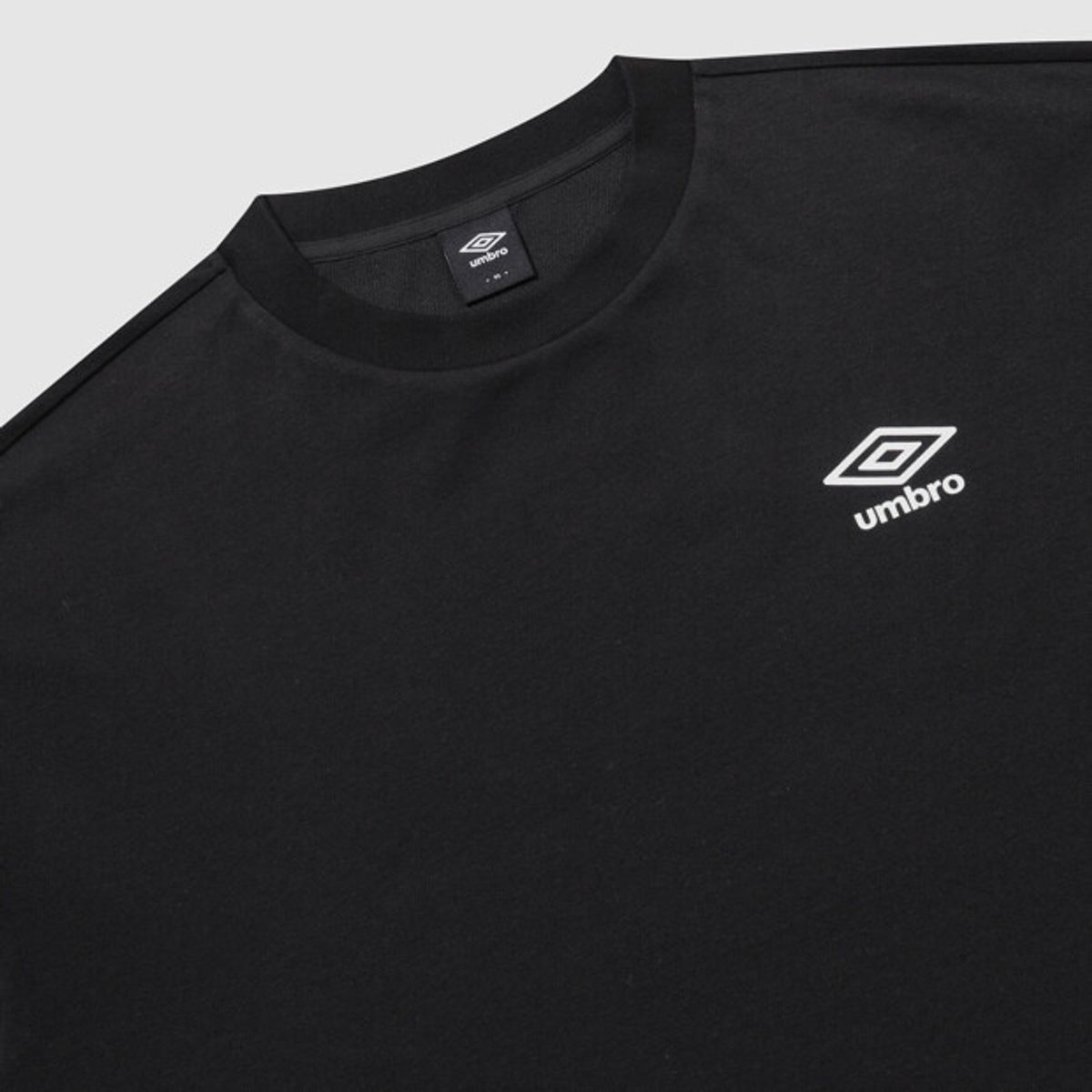 엄브로(UMBRO) 맥스핏 레터링 그래픽 반팔 티셔츠 블랙 UR121CRS32