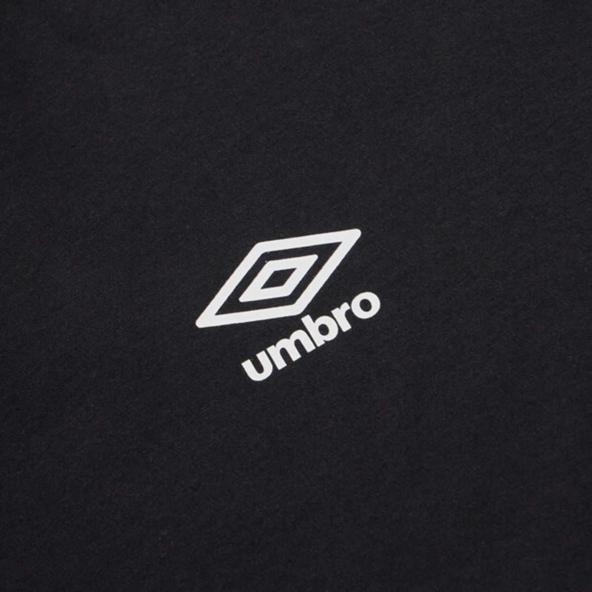 엄브로(UMBRO) 맥스핏 레터링 그래픽 반팔 티셔츠 블랙 UR121CRS32