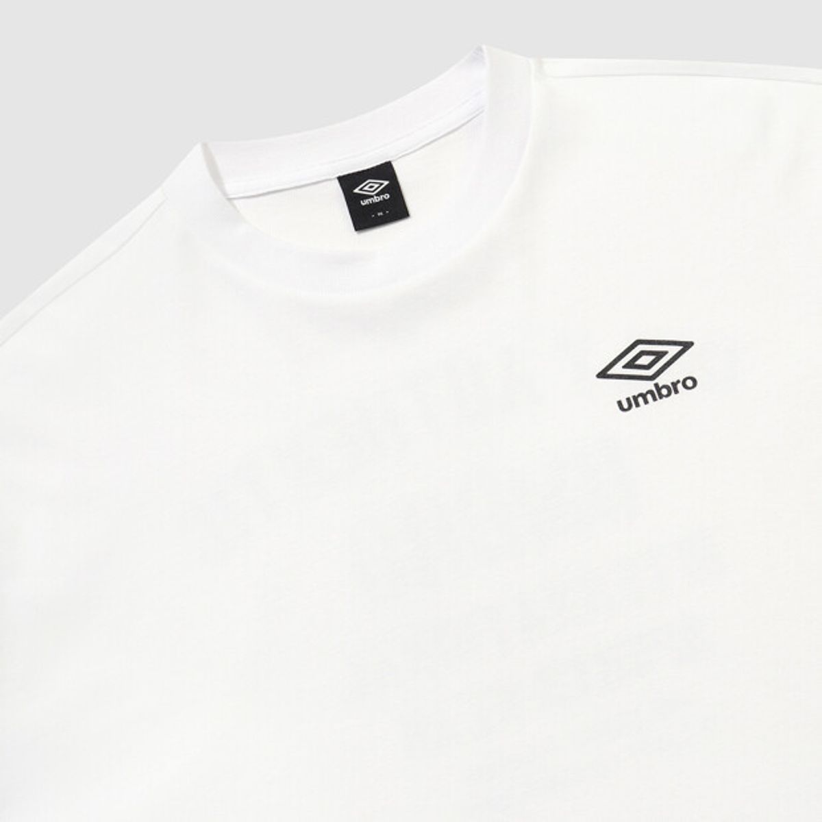 엄브로(UMBRO) 맥스핏 레터링 그래픽 반팔 티셔츠 화이트 UR121CRS32