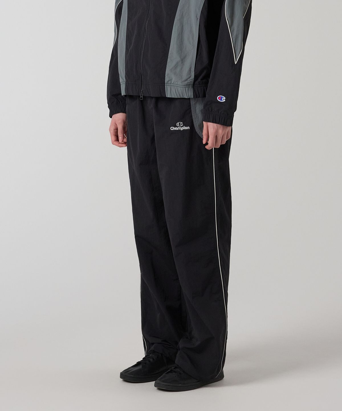 챔피온(CHAMPION) 트랙 로고 컬러블록 트랙 팬츠 Black