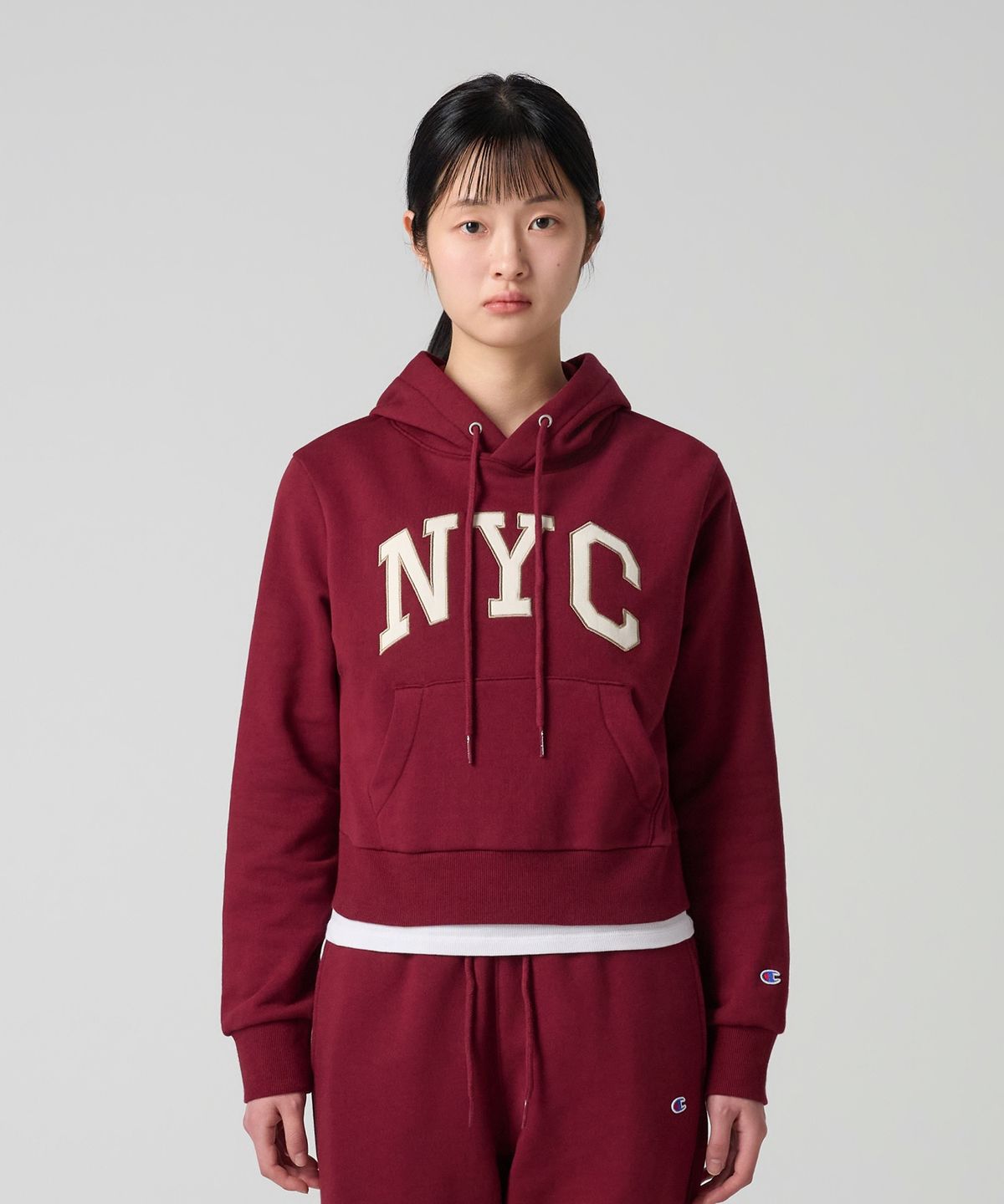 챔피온(CHAMPION) 여성 NYC 크롭 후드 티셔츠 Burgundy