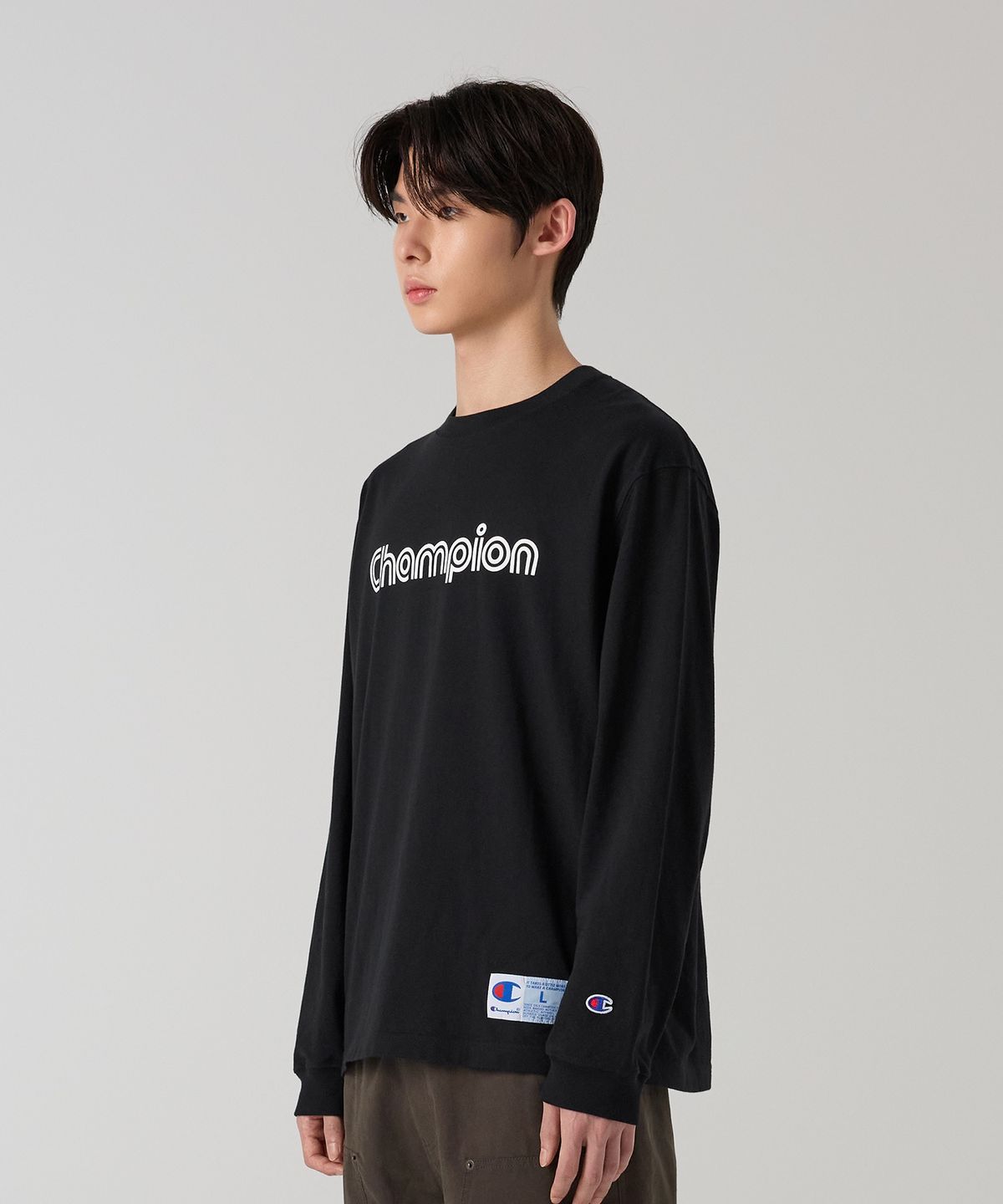 챔피온(CHAMPION) 트랙 로고 루즈핏 조그택 롱슬리브 티셔츠 Black