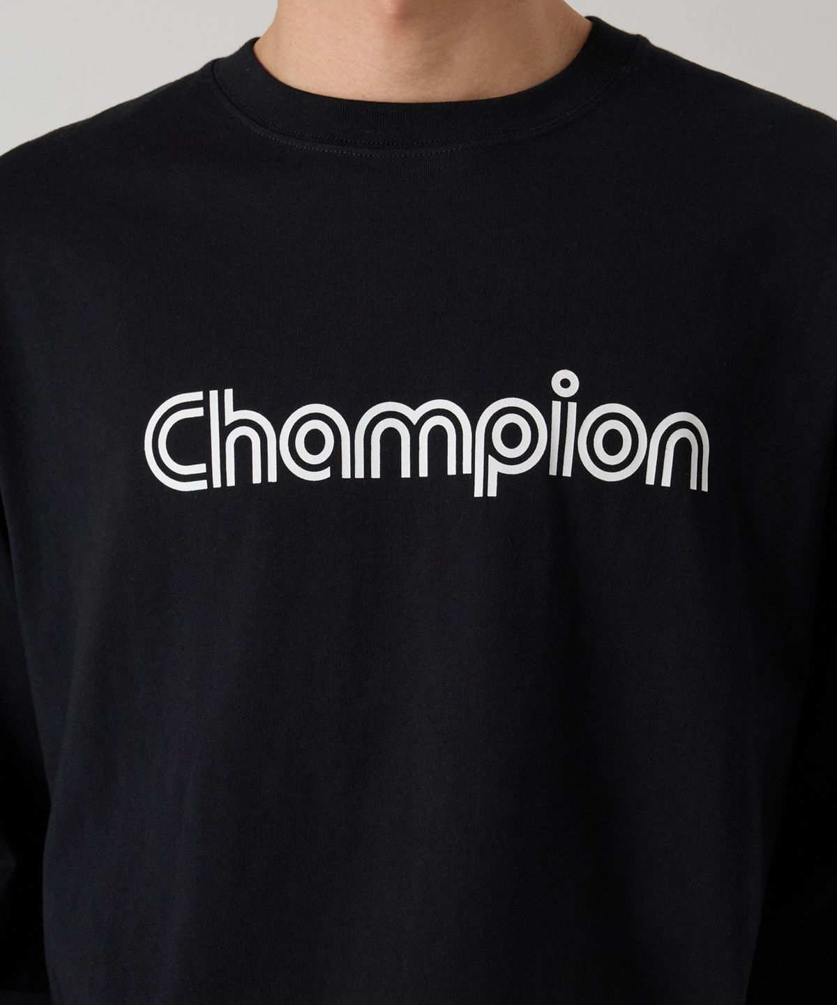 챔피온(CHAMPION) 트랙 로고 루즈핏 조그택 롱슬리브 티셔츠 Black