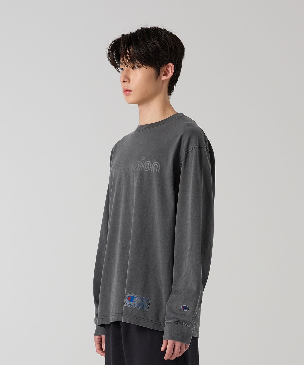 챔피온(CHAMPION) 트랙 로고 루즈핏 가먼트다잉 롱슬리브 티셔츠 Charcoal
