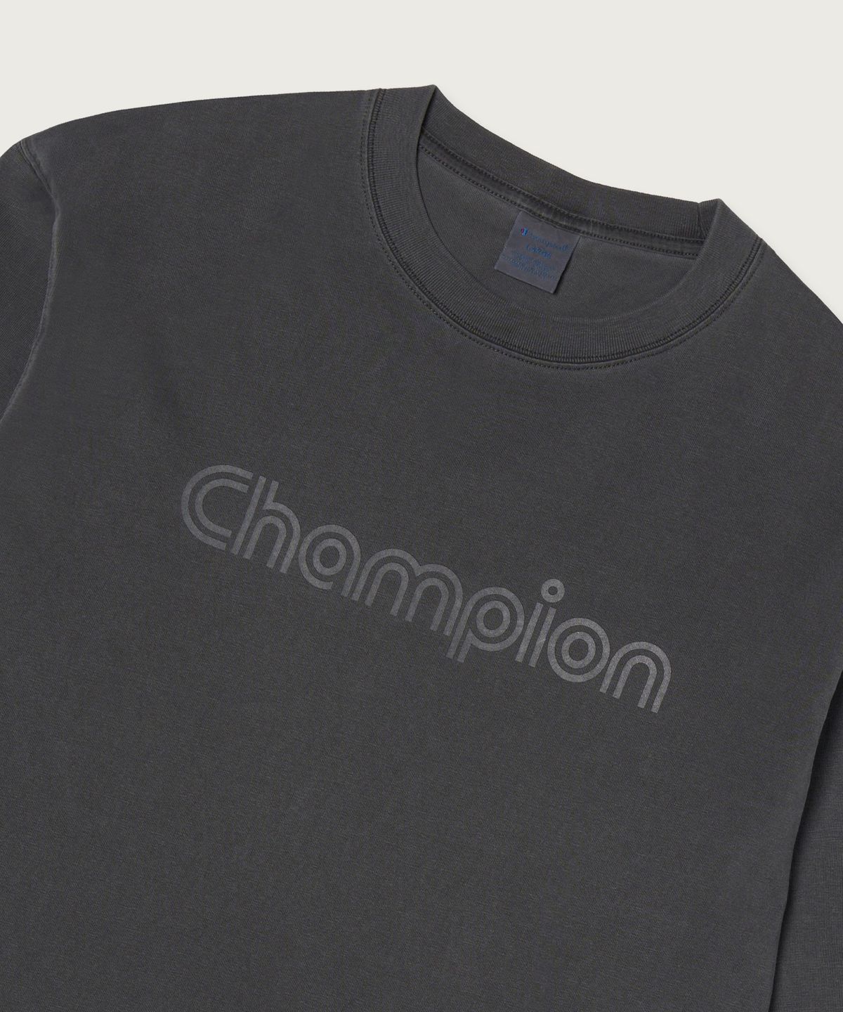 챔피온(CHAMPION) 트랙 로고 루즈핏 가먼트다잉 롱슬리브 티셔츠 Charcoal
