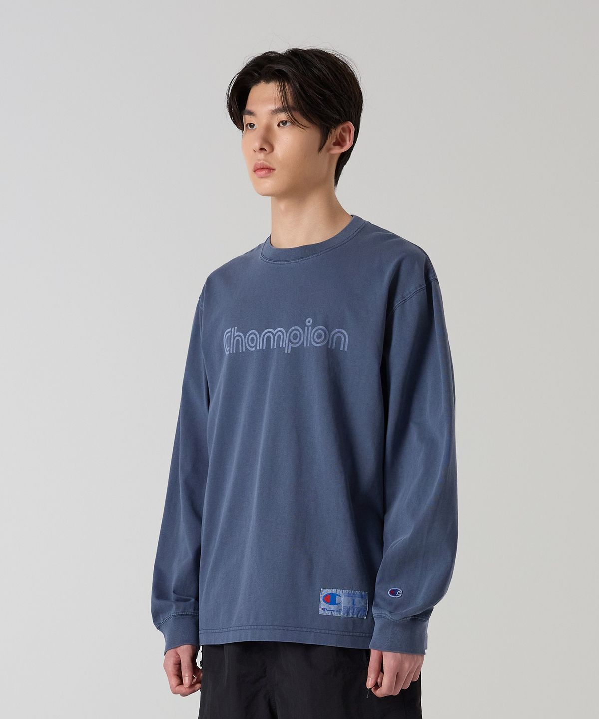 챔피온(CHAMPION) 트랙 로고 루즈핏 가먼트다잉 롱슬리브 티셔츠 Blue