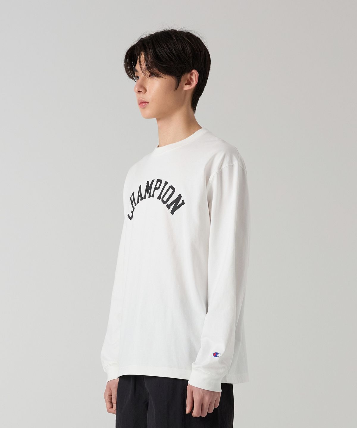 챔피온(CHAMPION) 아치 로고 루즈핏 롱슬리브 티셔츠 White