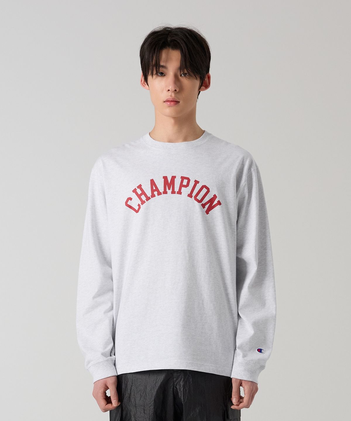 챔피온(CHAMPION) 아치 로고 루즈핏 롱슬리브 티셔츠 Light Grey