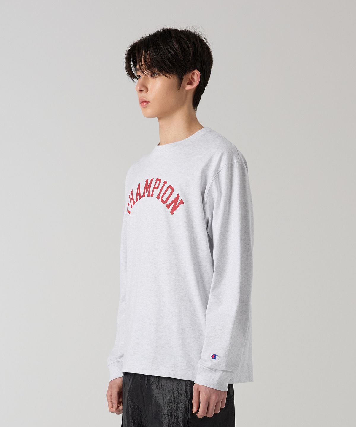 챔피온(CHAMPION) 아치 로고 루즈핏 롱슬리브 티셔츠 Light Grey