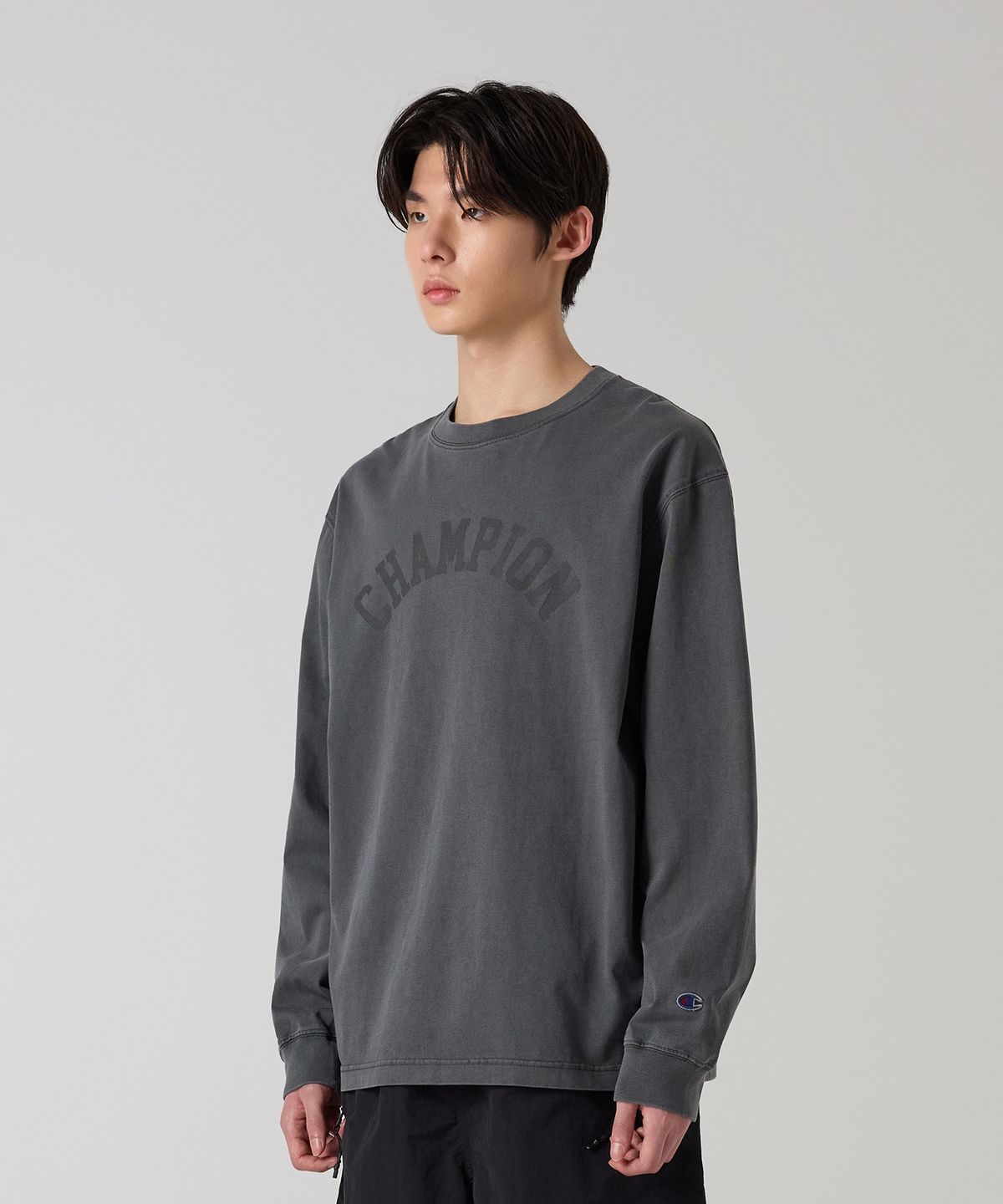 챔피온(CHAMPION) 아치 로고 루즈핏 가먼트다잉 롱슬리브 티셔츠 Charcoal