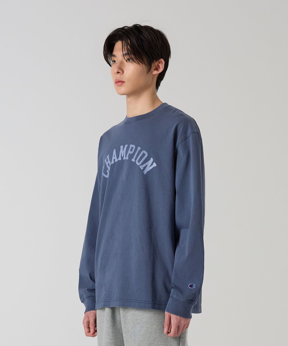 챔피온(CHAMPION) 아치 로고 루즈핏 가먼트다잉 롱슬리브 티셔츠 Blue