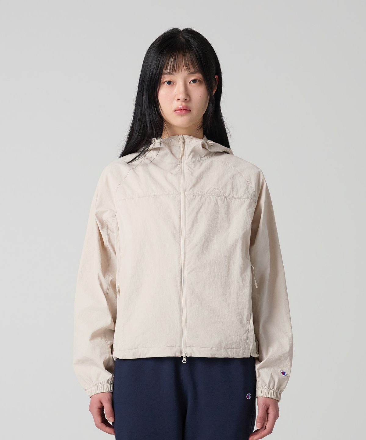 챔피온(CHAMPION) 여성 스몰 C로고 후디드 윈드브레이커 Beige