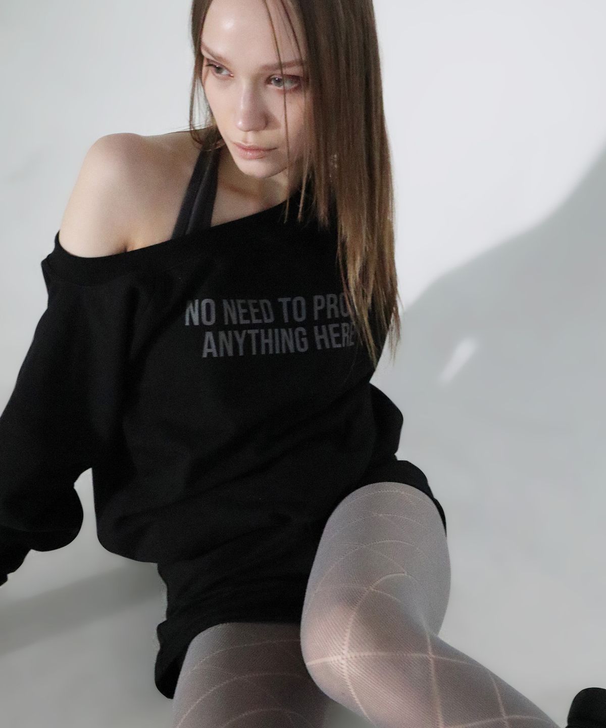 칙스(CHICKS) 노니드 원숄더 맨투맨 블랙