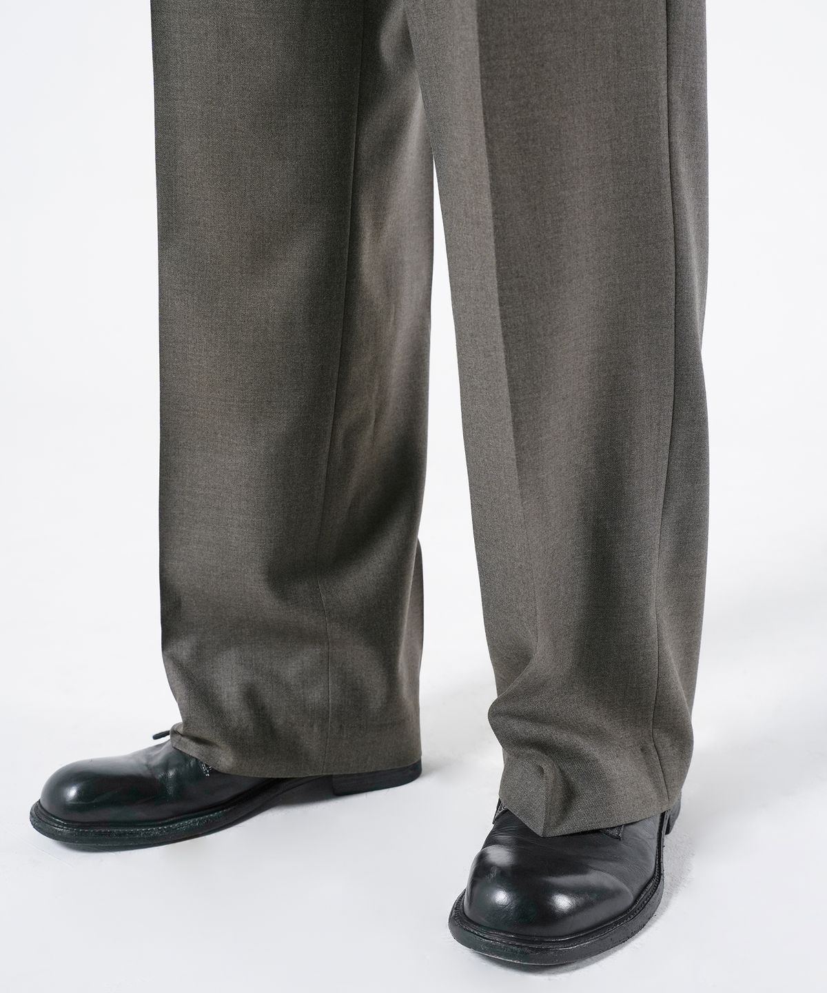 브랜디드(BRANDED) WOOL ONE TUCK WIDE SLACKS [CHARCOAL BROWN]