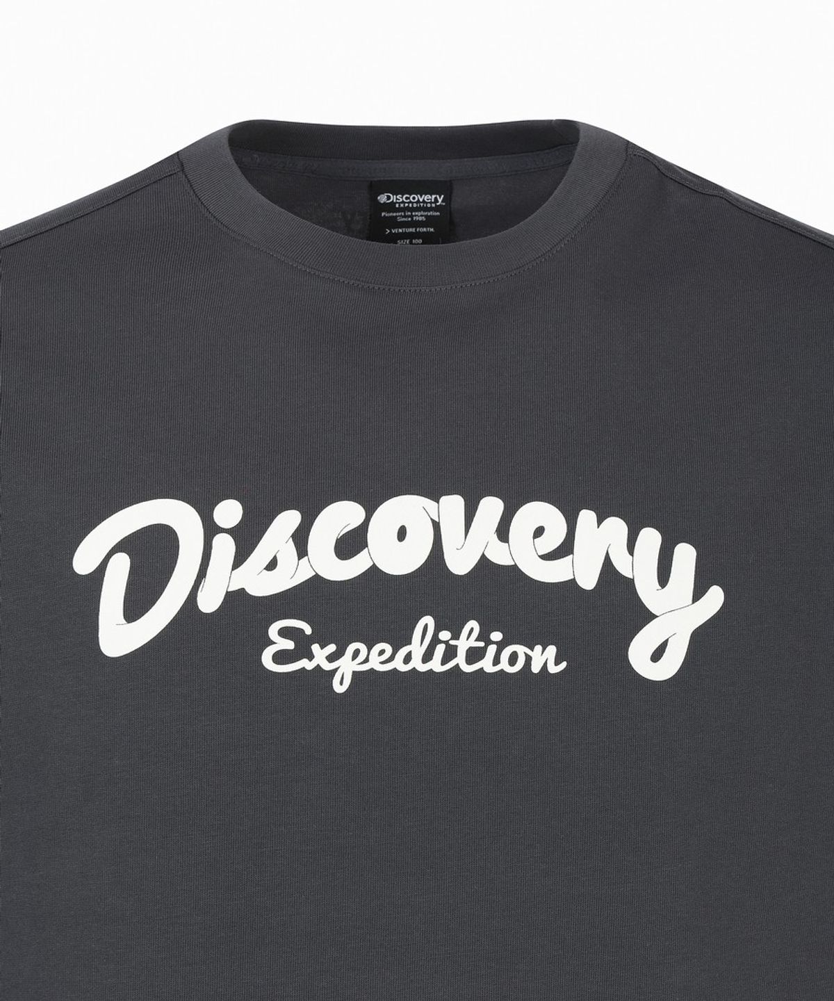디스커버리 익스페디션(DISCOVERY EXPEDITION) 유니 에어로쿨 레터링 그래픽 반팔티셔츠 (D.GREY)