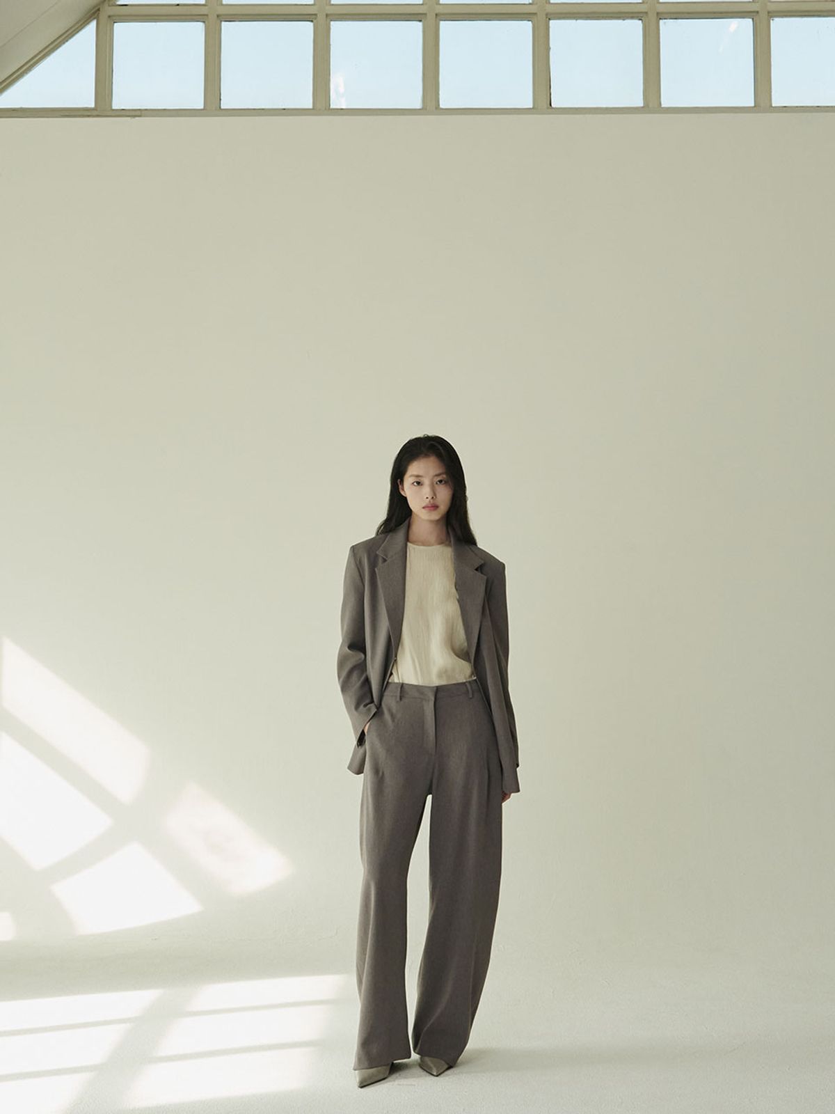 누브(NOUVE) 커브드 테일러링 팬츠 - 다크 그레이/ Curved Tailoring Pants - D.Gray