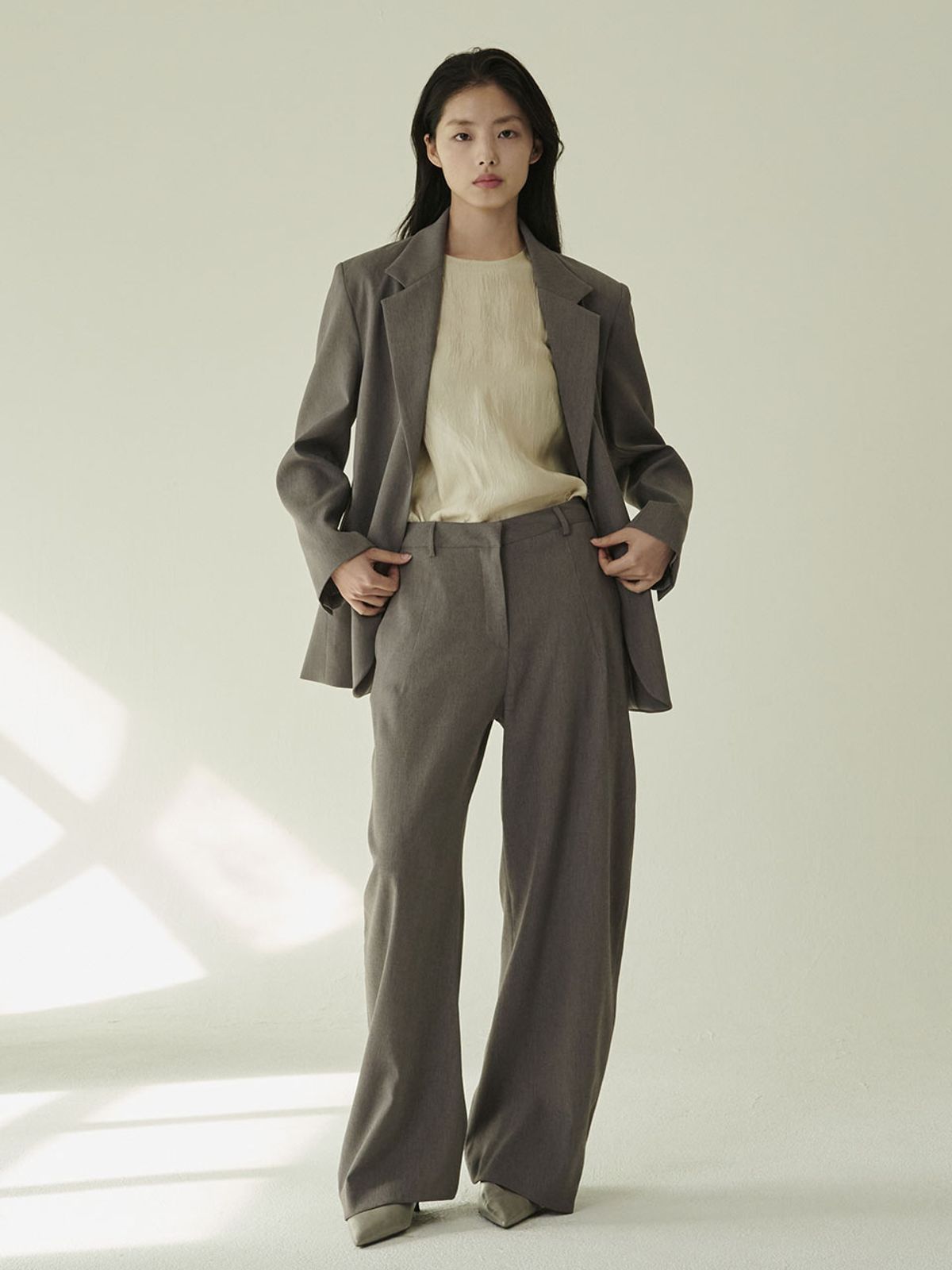누브(NOUVE) 커브드 테일러링 팬츠 - 다크 그레이/ Curved Tailoring Pants - D.Gray