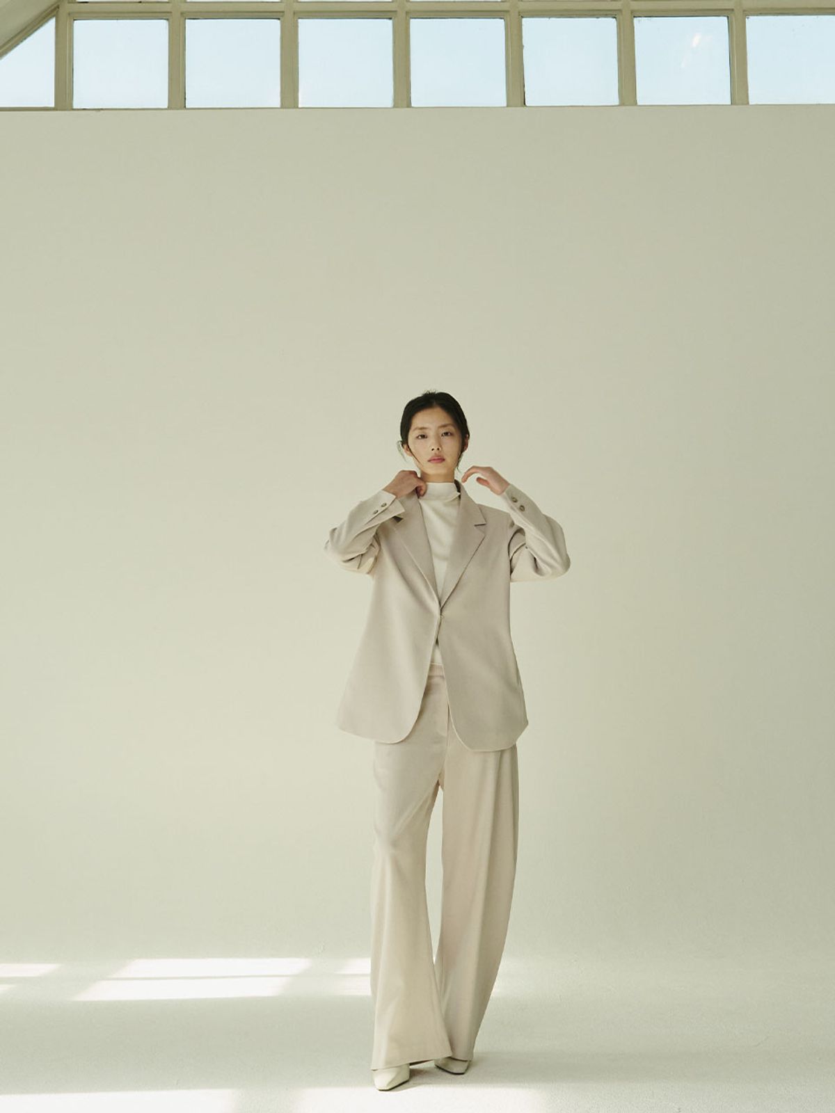 누브(NOUVE) 커브드 테일러링 팬츠 - 애쉬 베이지/ Curved Tailoring Pants - A.Beige