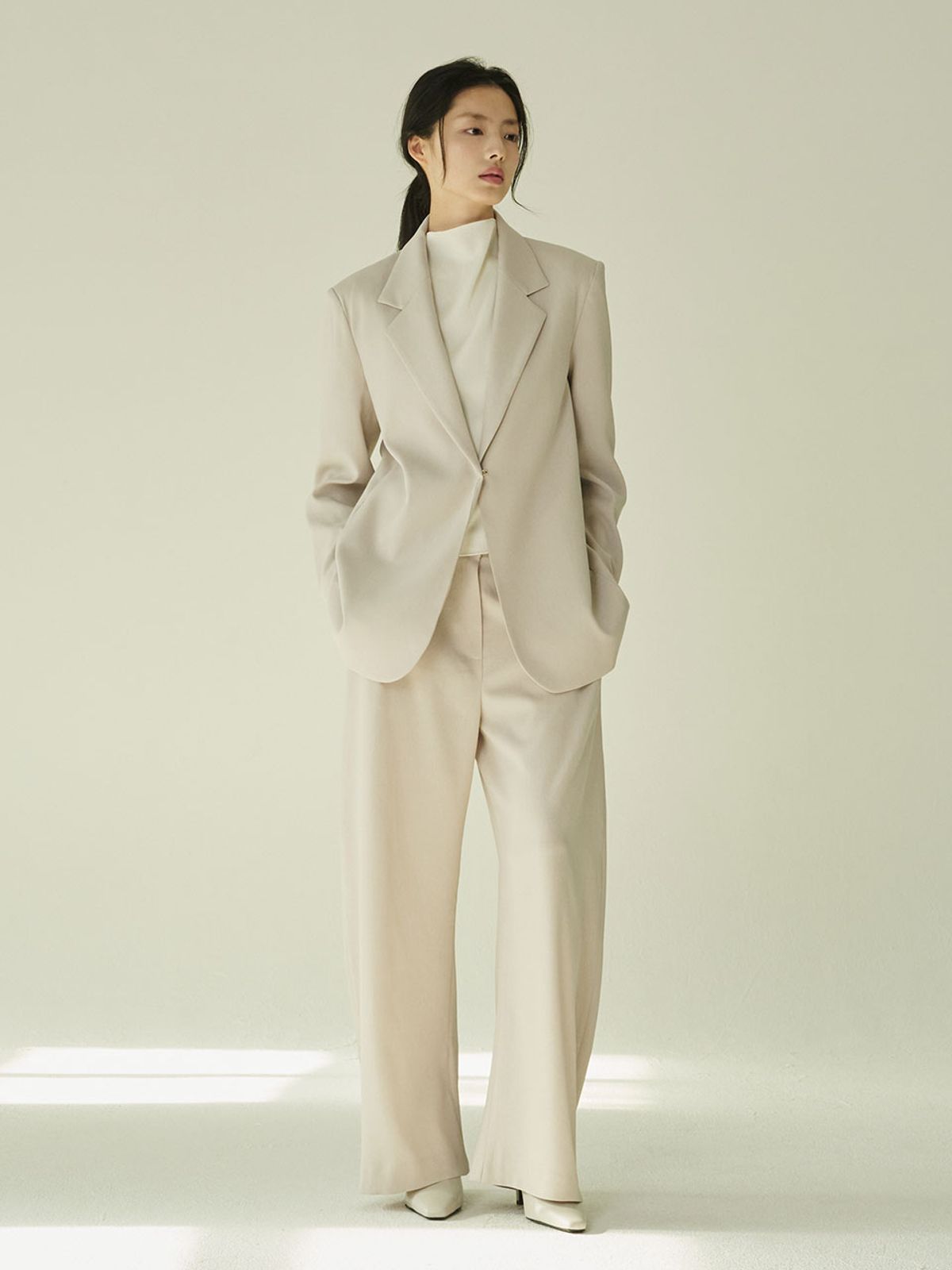 누브(NOUVE) 커브드 테일러링 팬츠 - 애쉬 베이지/ Curved Tailoring Pants - A.Beige