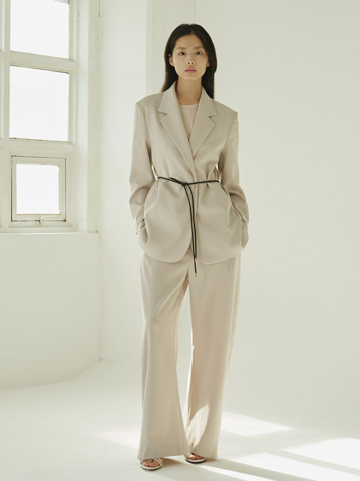 누브(NOUVE) 커브드 테일러링 팬츠 - 애쉬 베이지/ Curved Tailoring Pants - A.Beige