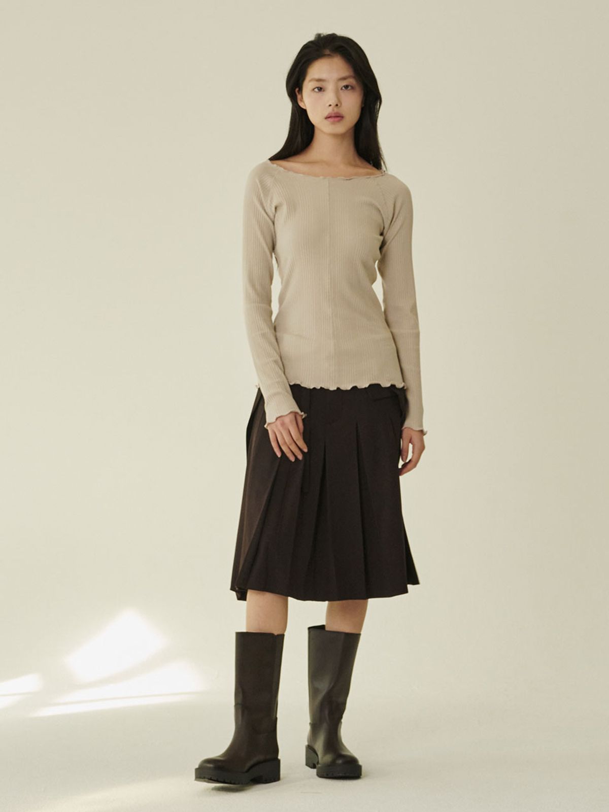 누브(NOUVE) 스티치 슬림핏 티셔츠 - 베이지/ Stitch Slim Fit T‑Shirt - Beige