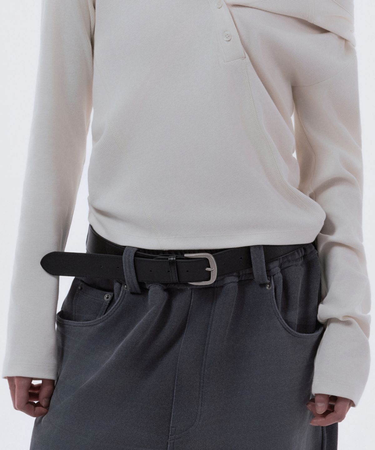 마우솔레움(MAU SOLEUM) Logo Embossed Classic Belt - Black