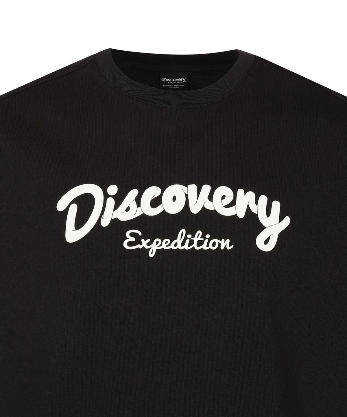 디스커버리 익스페디션(DISCOVERY EXPEDITION) 유니 에어로쿨 레터링 그래픽 반팔티셔츠 (BLACK)