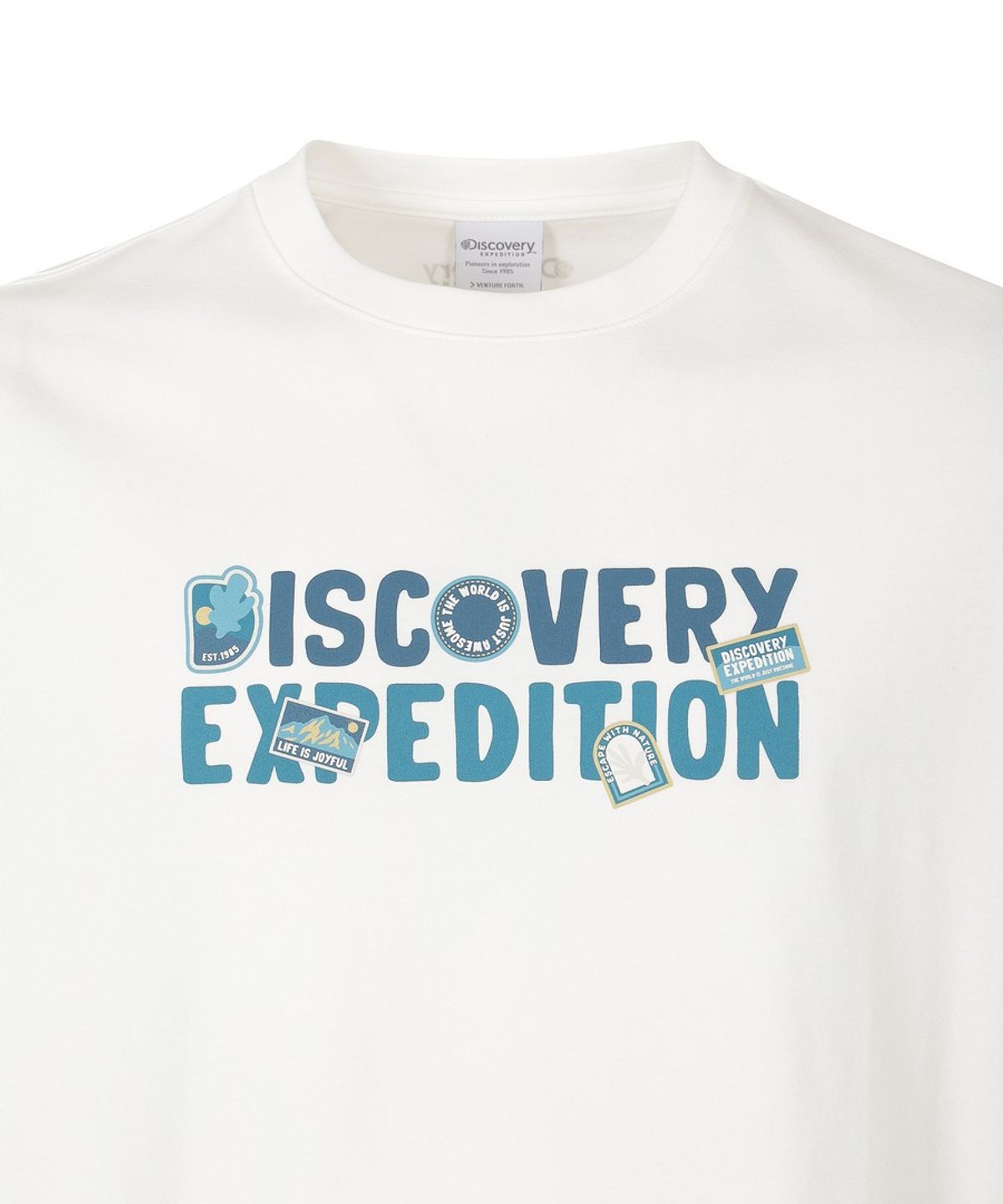 디스커버리 익스페디션(DISCOVERY EXPEDITION) 유니 프레시벤트 콜라주 레터링 반팔티셔츠 (WHITE)