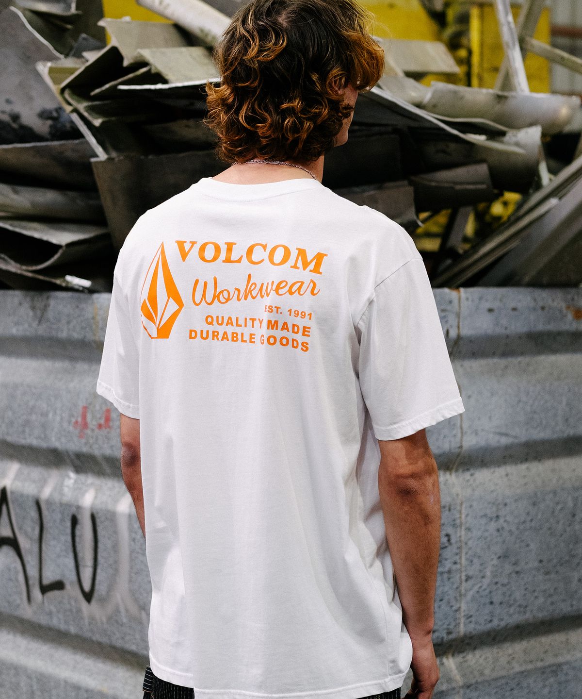 볼컴(VOLCOM) 워크웨어 에센셜 컴포트핏 반팔티(화이트)