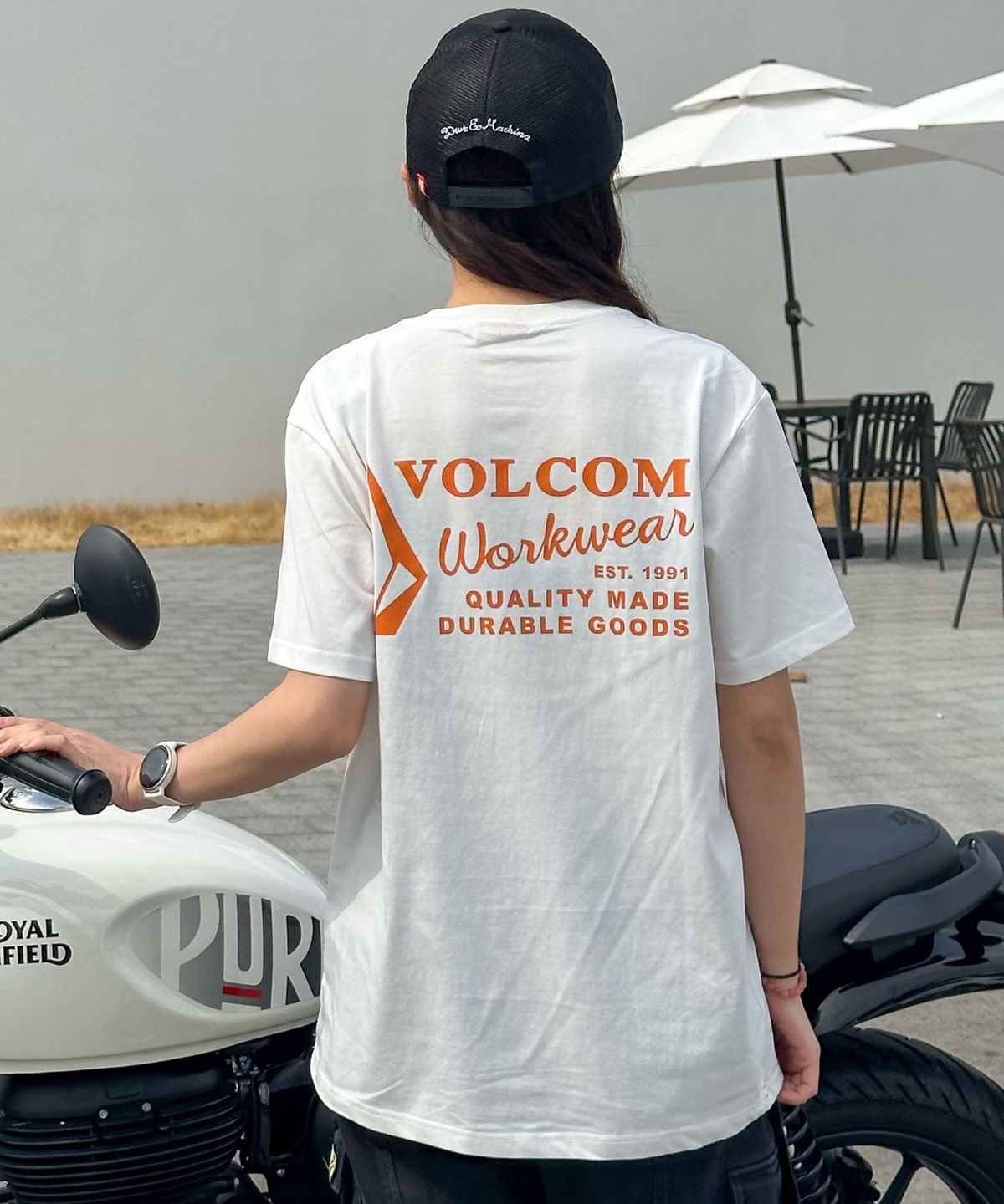 볼컴(VOLCOM) 워크웨어 에센셜 컴포트핏 반팔티(화이트)