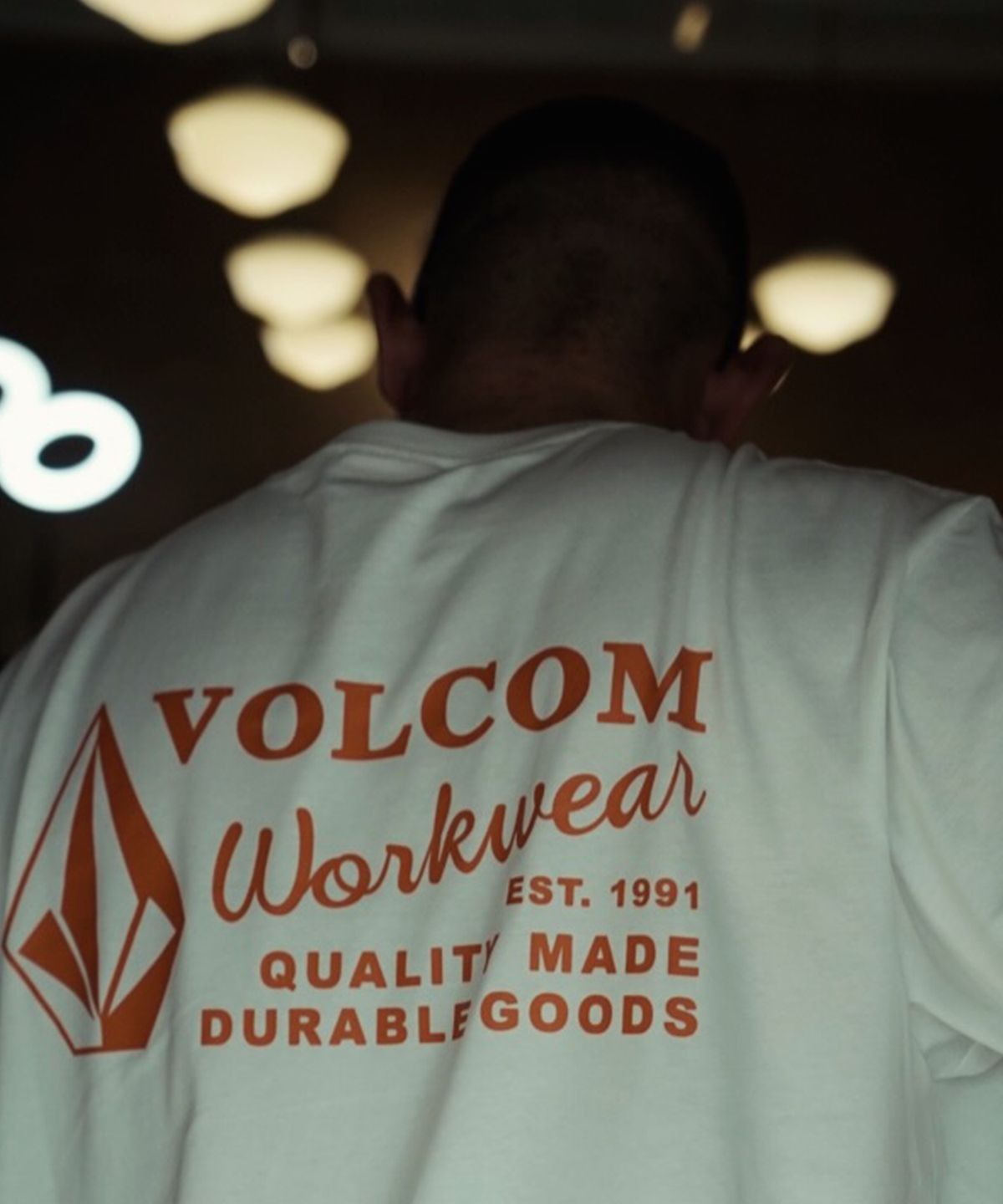 볼컴(VOLCOM) 워크웨어 에센셜 컴포트핏 반팔티(화이트)