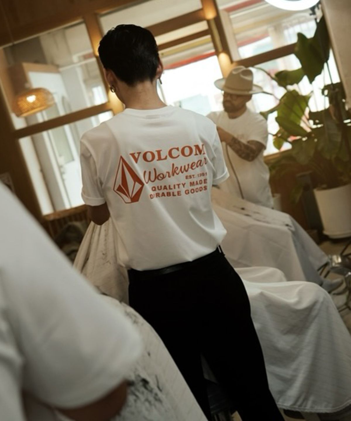 볼컴(VOLCOM) 워크웨어 에센셜 컴포트핏 반팔티(화이트)