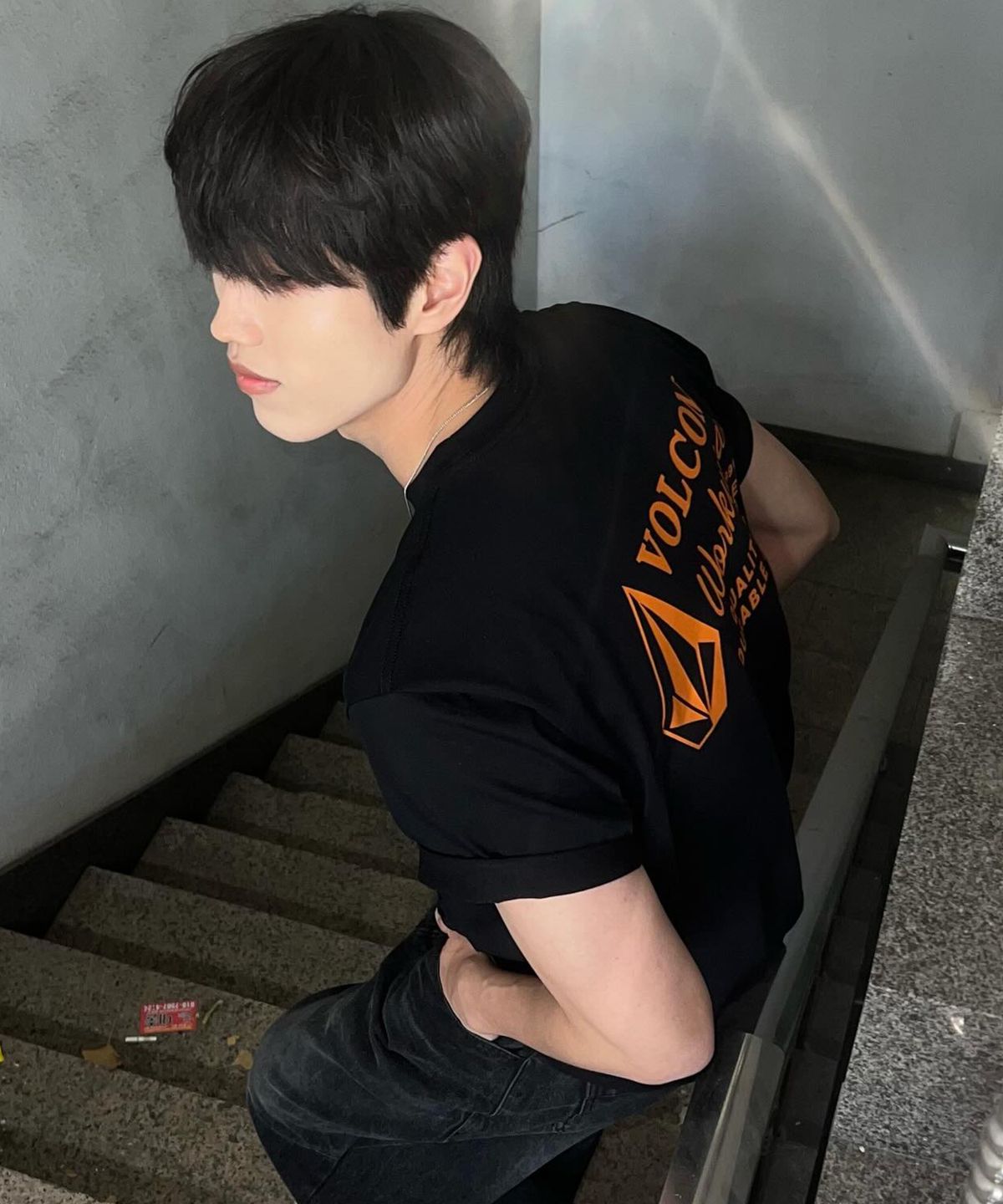볼컴(VOLCOM) 워크웨어 에센셜 컴포트핏 반팔티(블랙)