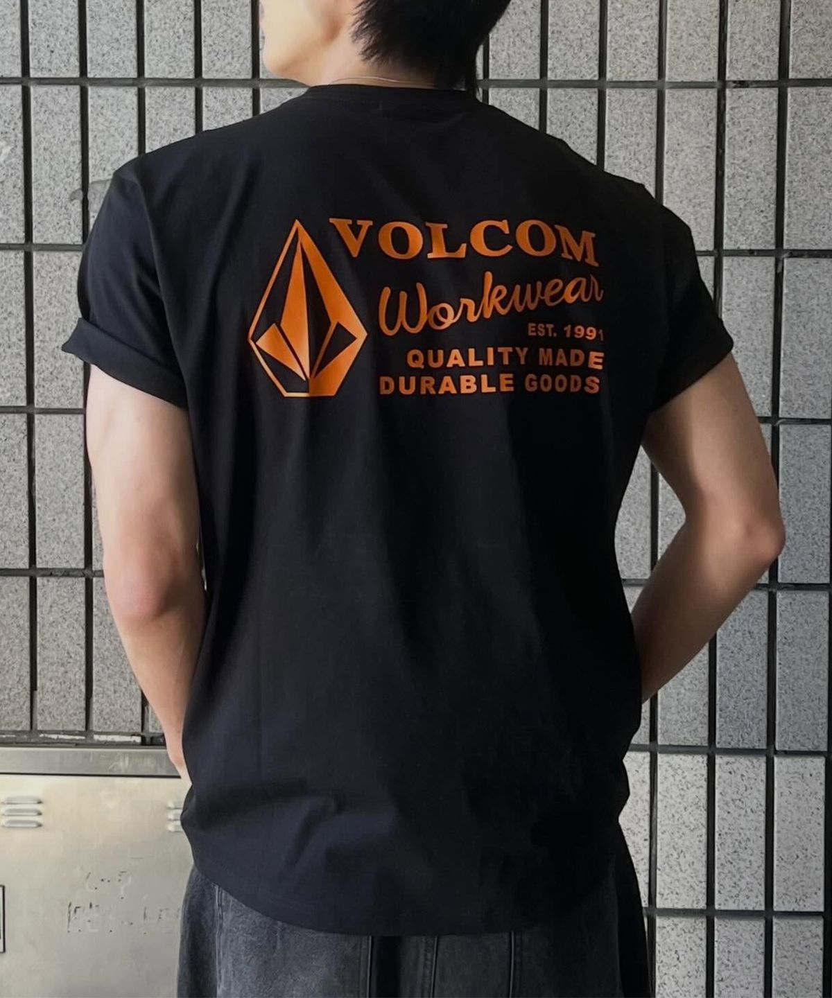 볼컴(VOLCOM) 워크웨어 에센셜 컴포트핏 반팔티(블랙)