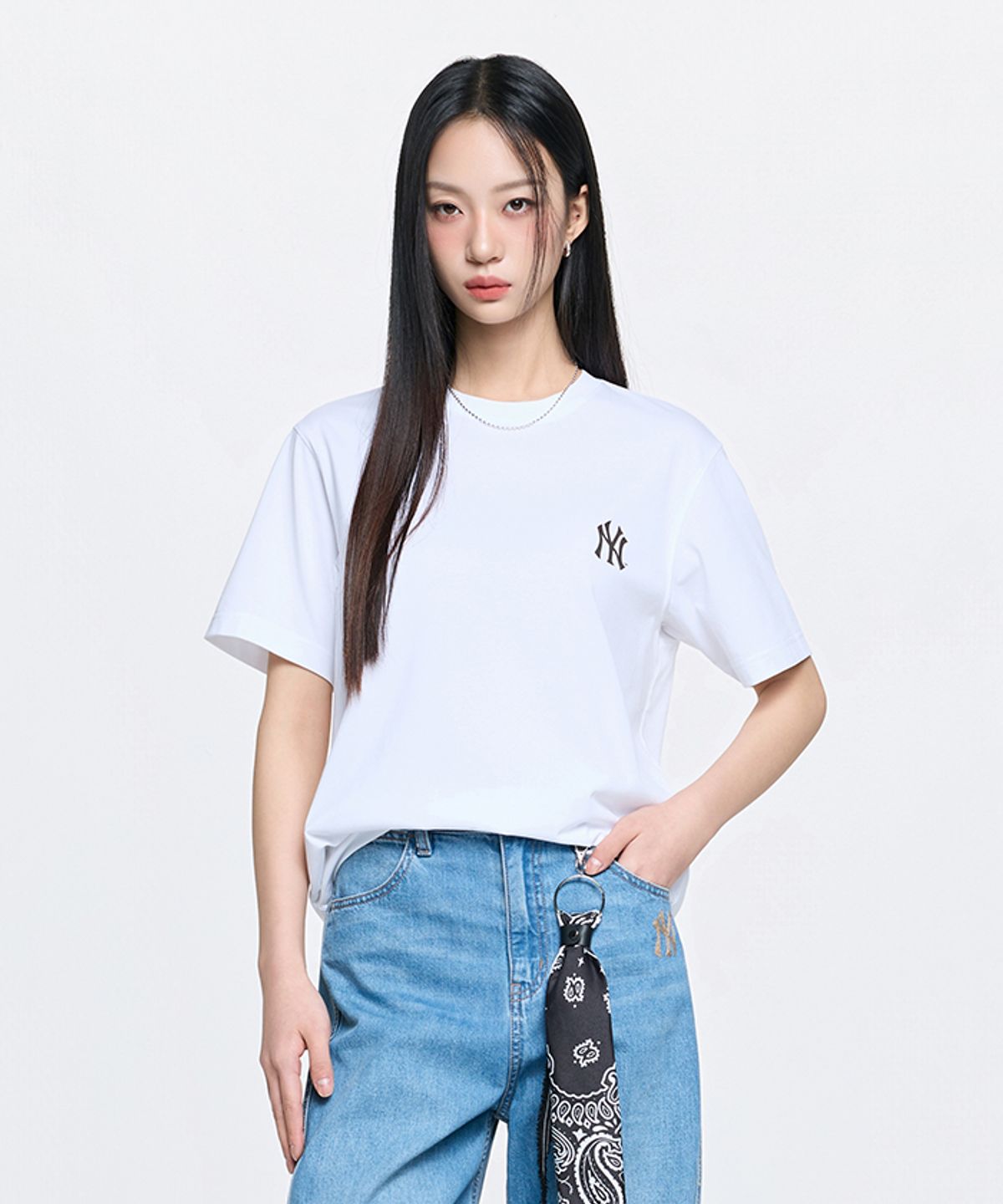 엠엘비(MLB) 베이직 스몰 로고 세미 오버핏 반팔 티셔츠 NY (White)