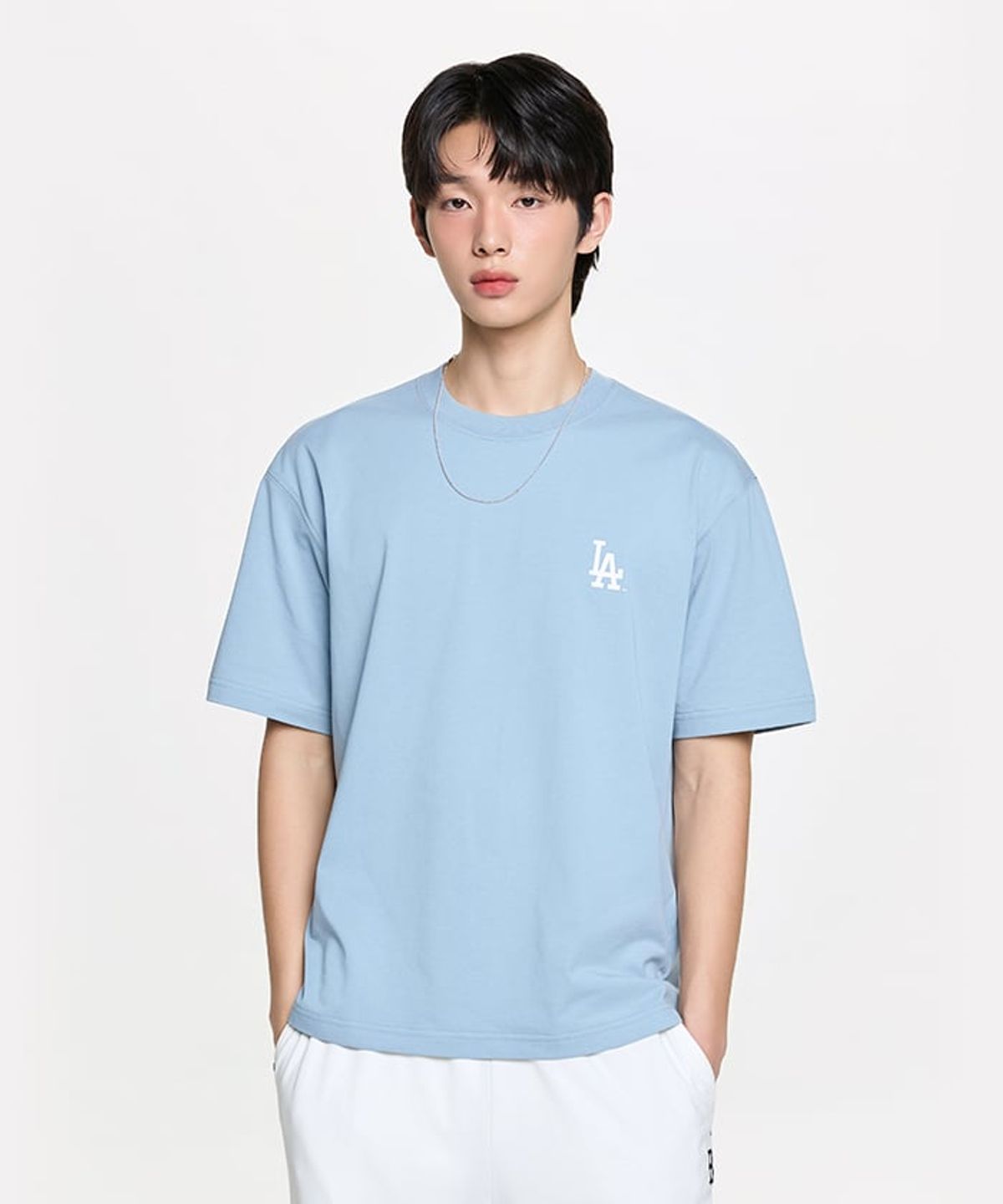 엠엘비(MLB) 베이직 스몰 로고 세미 오버핏 반팔 티셔츠 LA (L.SKY BLUE)