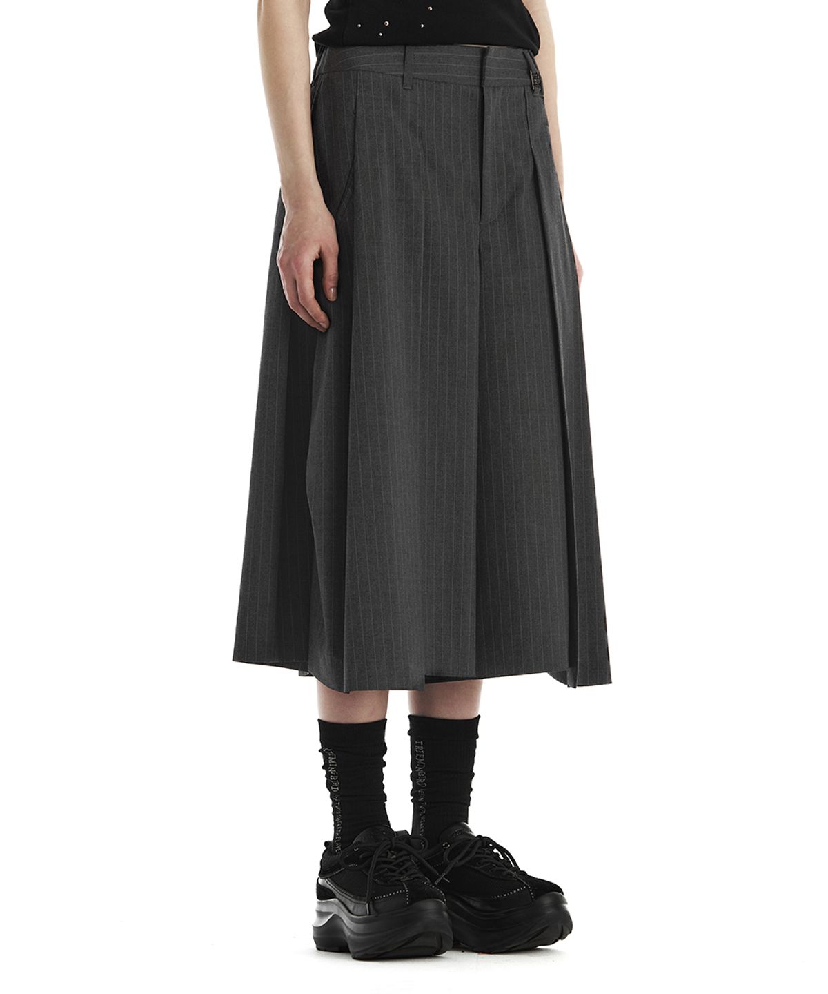 트리밍버드(TREEMINGBIRD) Stripe Tuck Bermuda Set-Up Shorts [ Charcoal ]