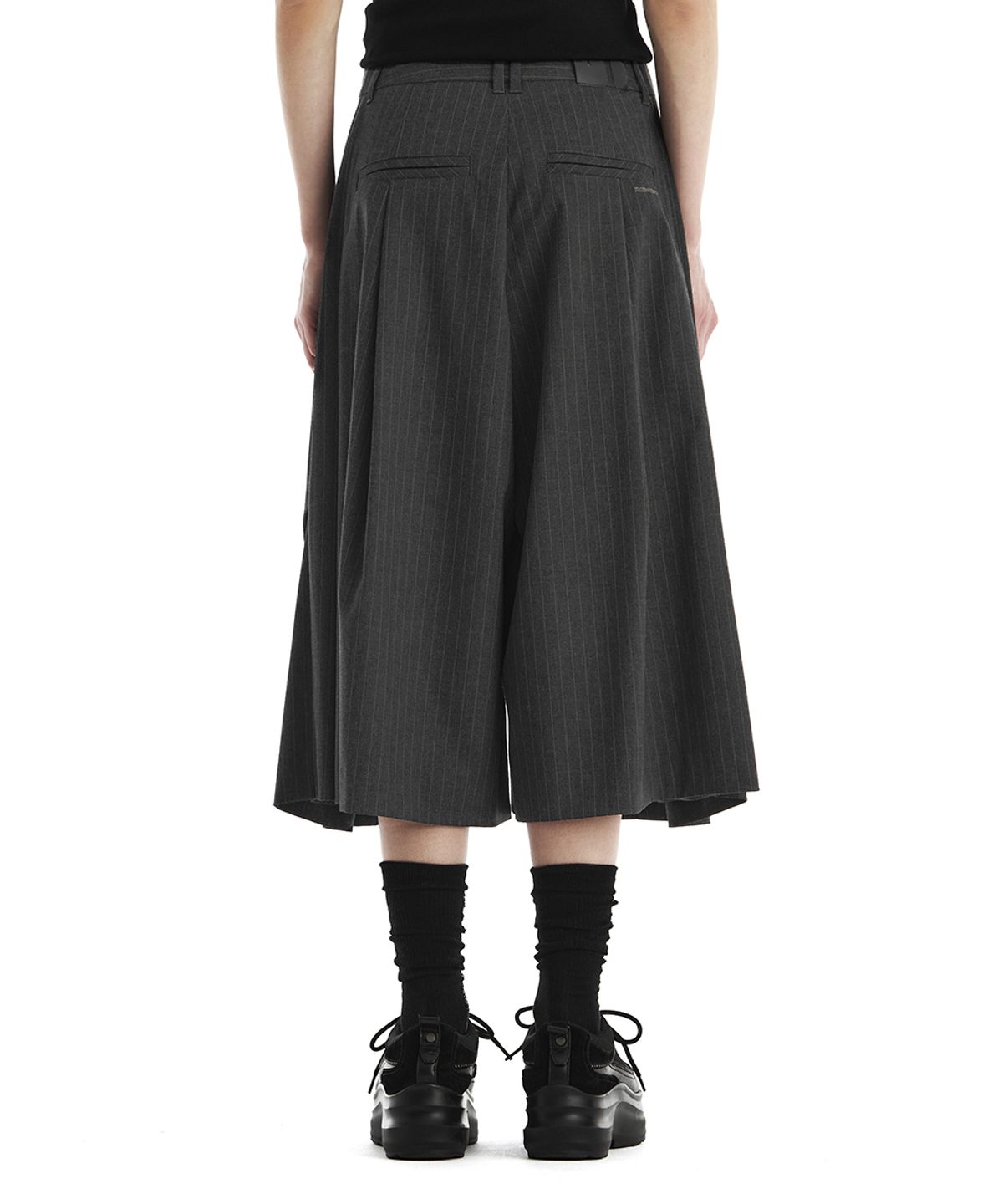 트리밍버드(TREEMINGBIRD) Stripe Tuck Bermuda Set-Up Shorts [ Charcoal ]