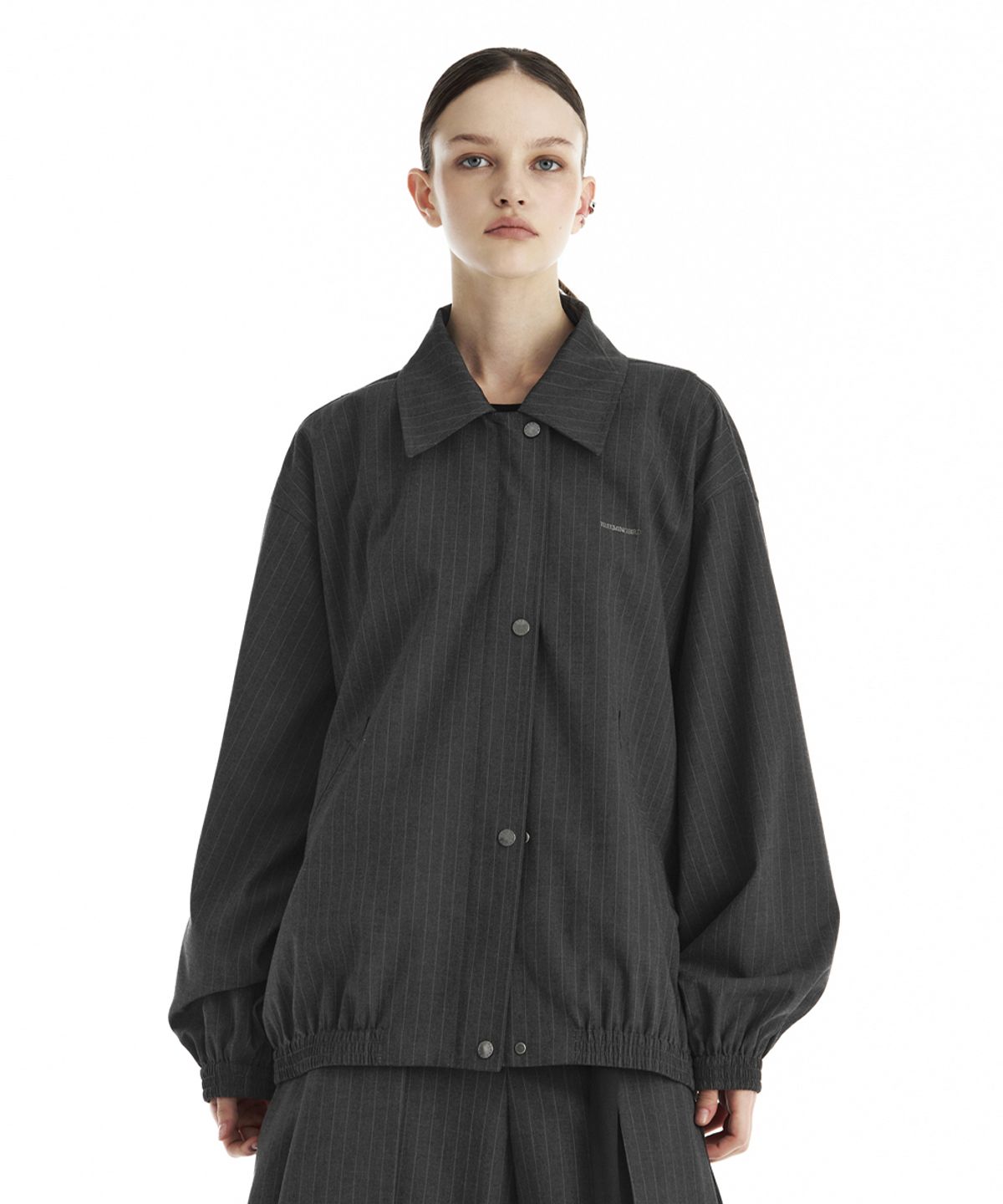 트리밍버드(TREEMINGBIRD) Stripe Oversized Blouson Set-Up Jumper [ Charcoal ]