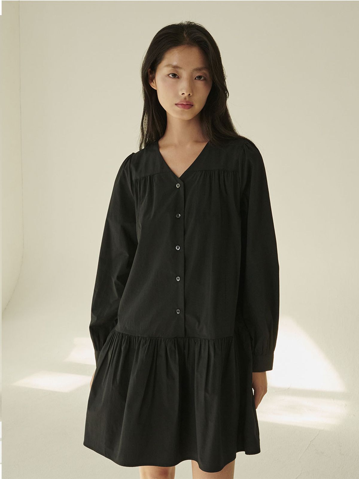 누브(NOUVE) 브이넥 셔링 롱슬리브 드레스 - 블랙/ V-Neck Shirring Longsleeve Dress - Black
