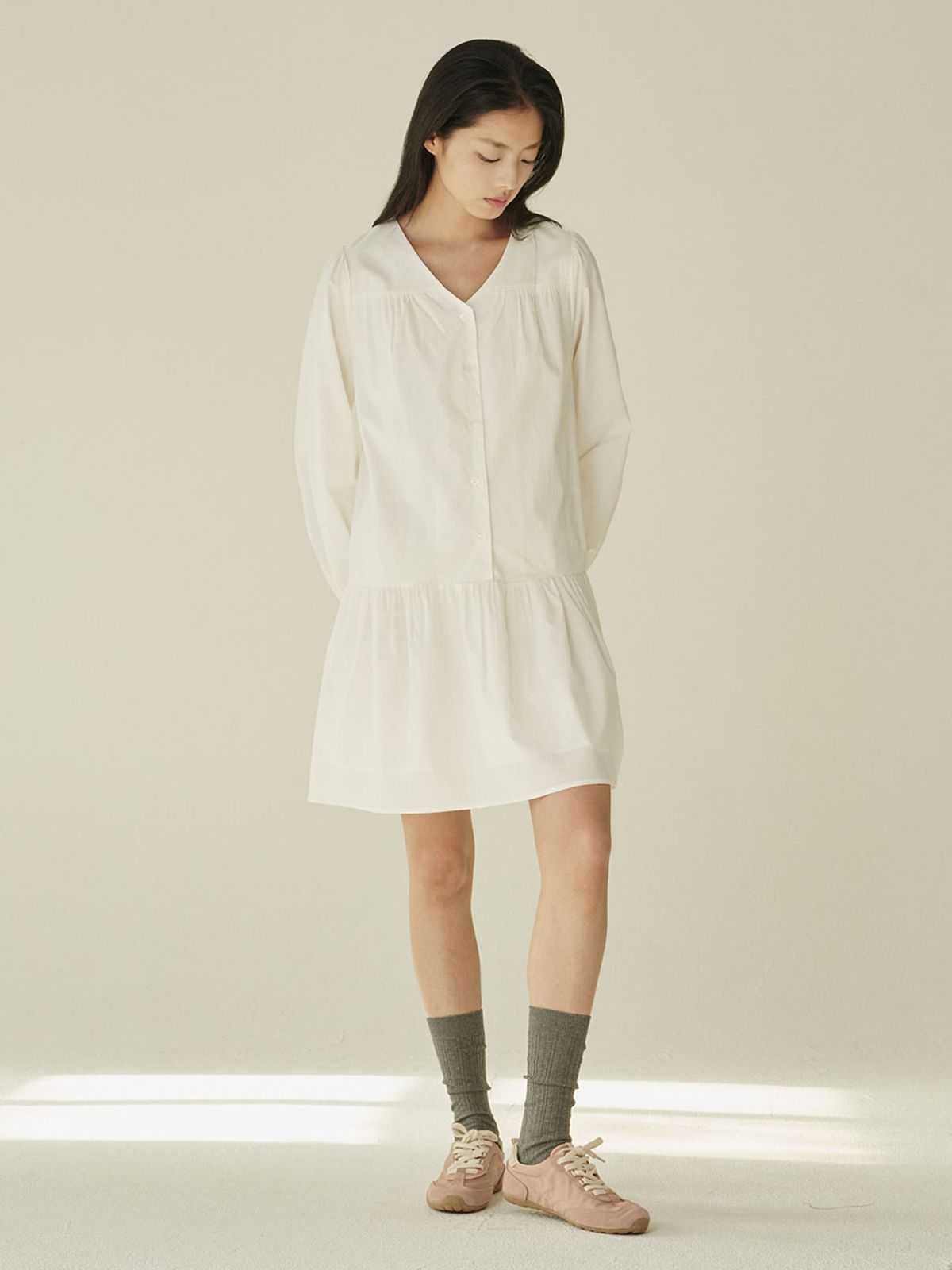 누브(NOUVE) 브이넥 셔링 롱슬리브 드레스 - 화이트/ V-Neck Shirring Longsleeve Dress - White