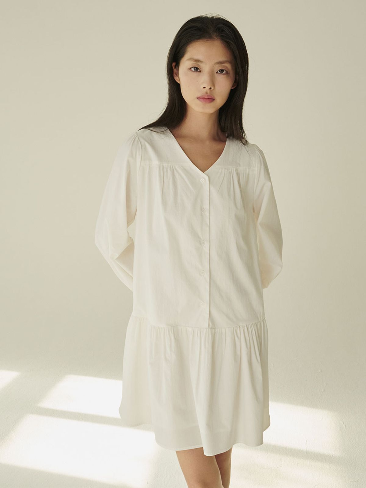 누브(NOUVE) 브이넥 셔링 롱슬리브 드레스 - 화이트/ V-Neck Shirring Longsleeve Dress - White