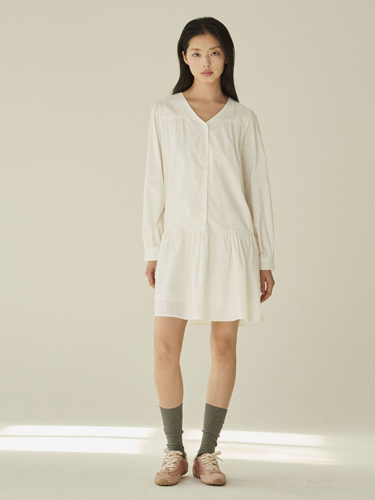 누브(NOUVE) 브이넥 셔링 롱슬리브 드레스 - 화이트/ V-Neck Shirring Longsleeve Dress - White