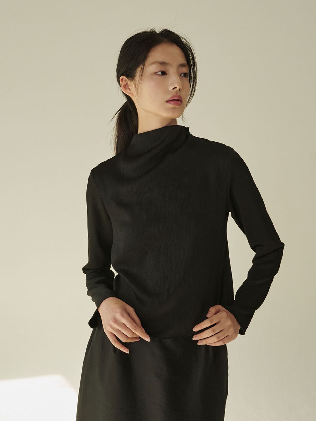 누브(NOUVE) 하프넥 실키 블라우스 - 블랙/ Half‑Neck Silky Blouse - Black
