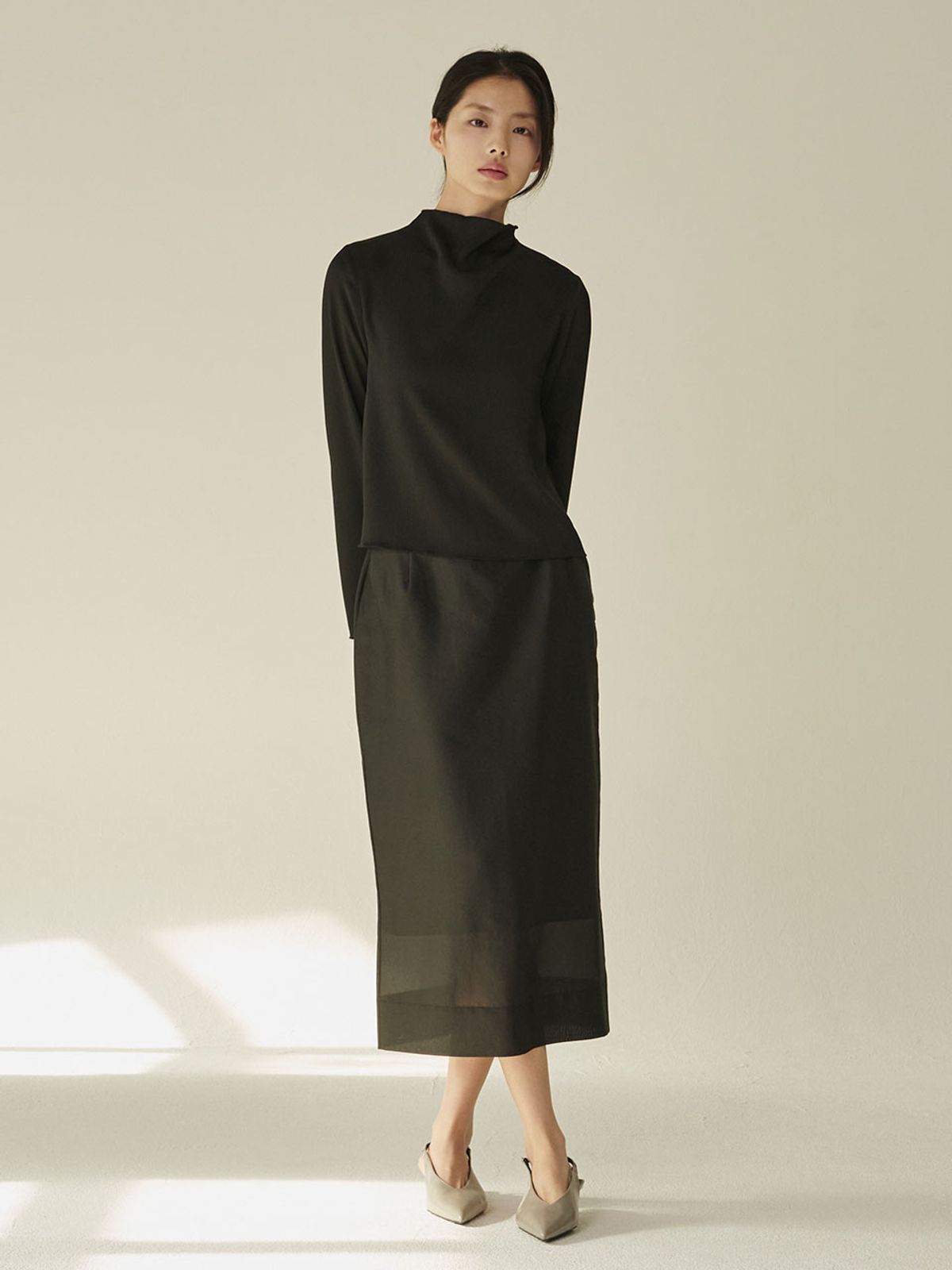 누브(NOUVE) 하프넥 실키 블라우스 - 블랙/ Half‑Neck Silky Blouse - Black