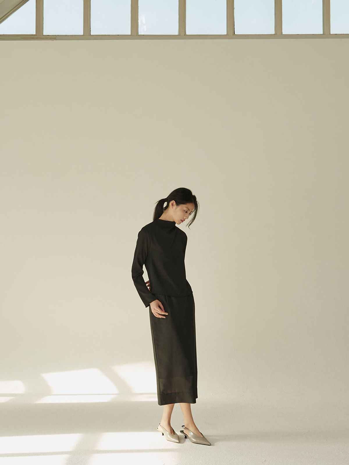 누브(NOUVE) 하프넥 실키 블라우스 - 블랙/ Half‑Neck Silky Blouse - Black