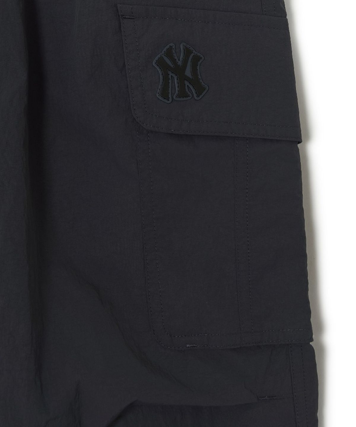 엠엘비(MLB) 여성 고프코어 글로시 하이웨이스트 카고 와이드 플레어 팬츠 NY (D.Charcoal Grey)