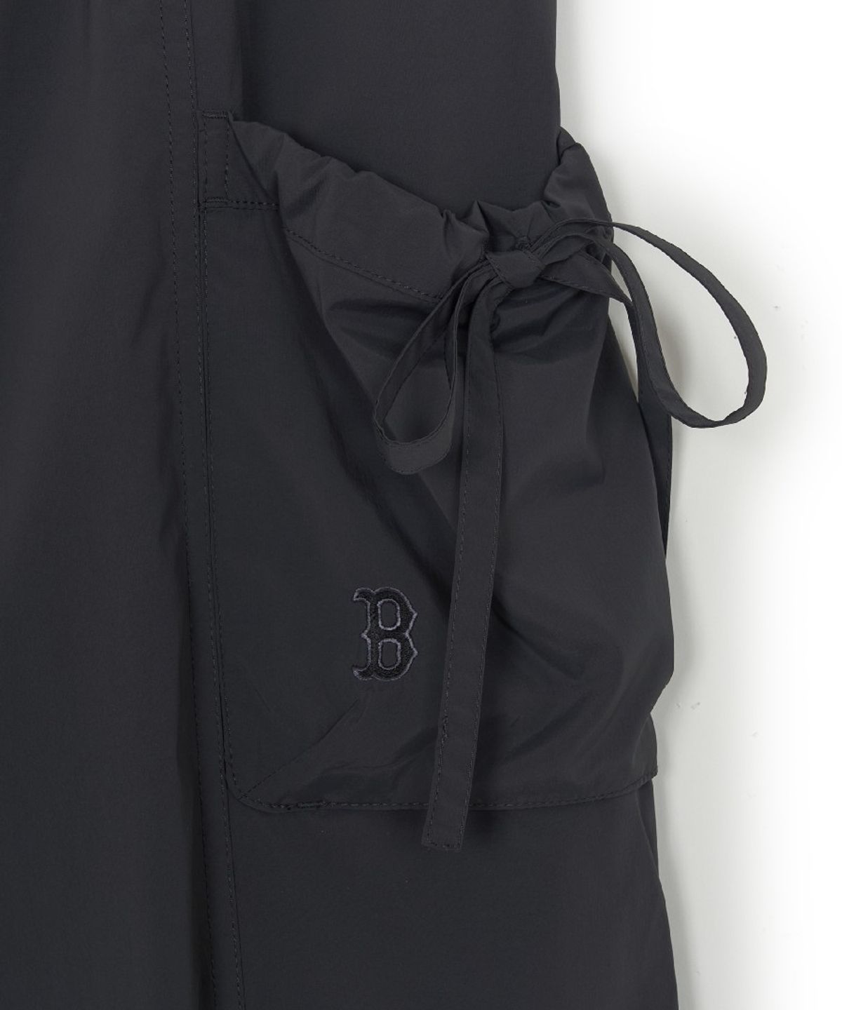 엠엘비(MLB) 여성 고프코어 초경량 리본 카고 세미와이드 팬츠 BOS (D.Charcoal Grey)